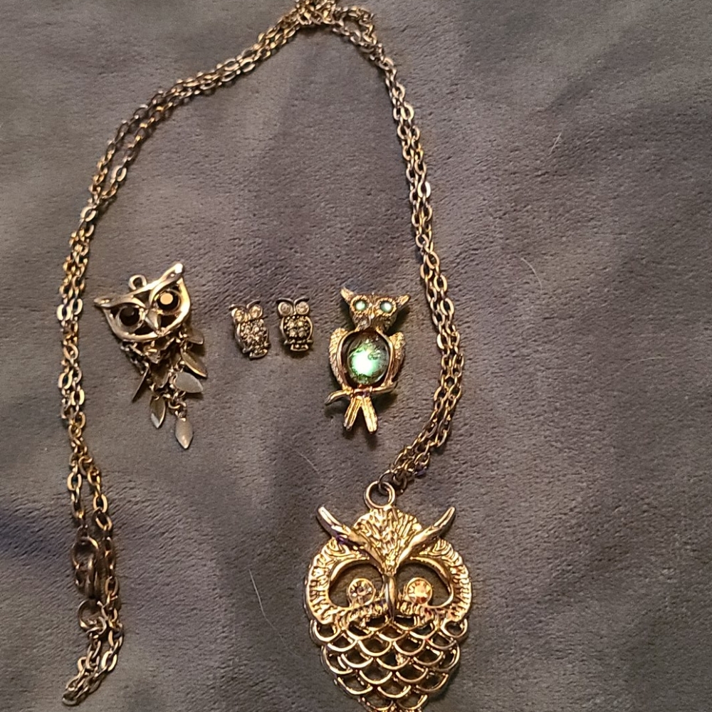 Group of owl items incl. necklace, earrings, etc.